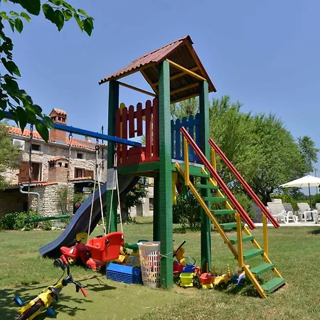 Nyaraló With Pool In 44171